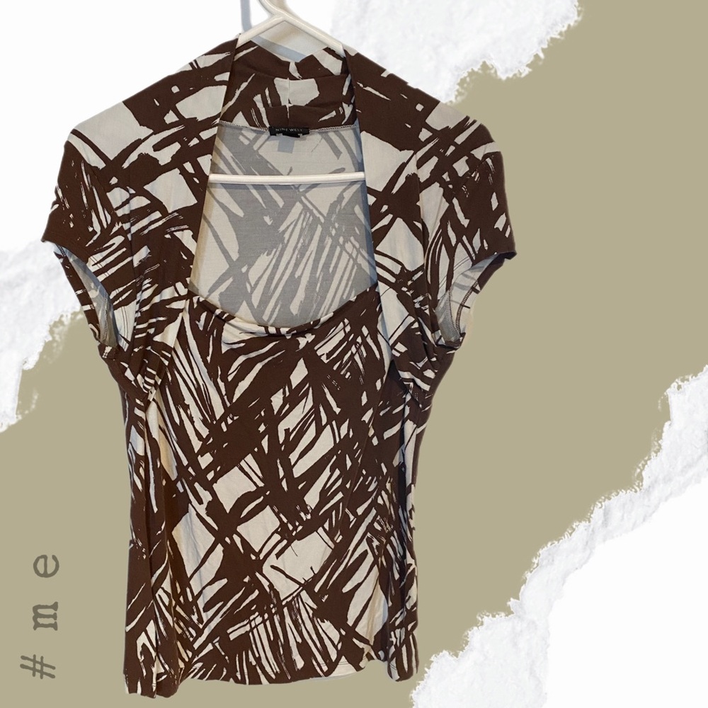Nine West, Tan and Beige patterned L fitted top.